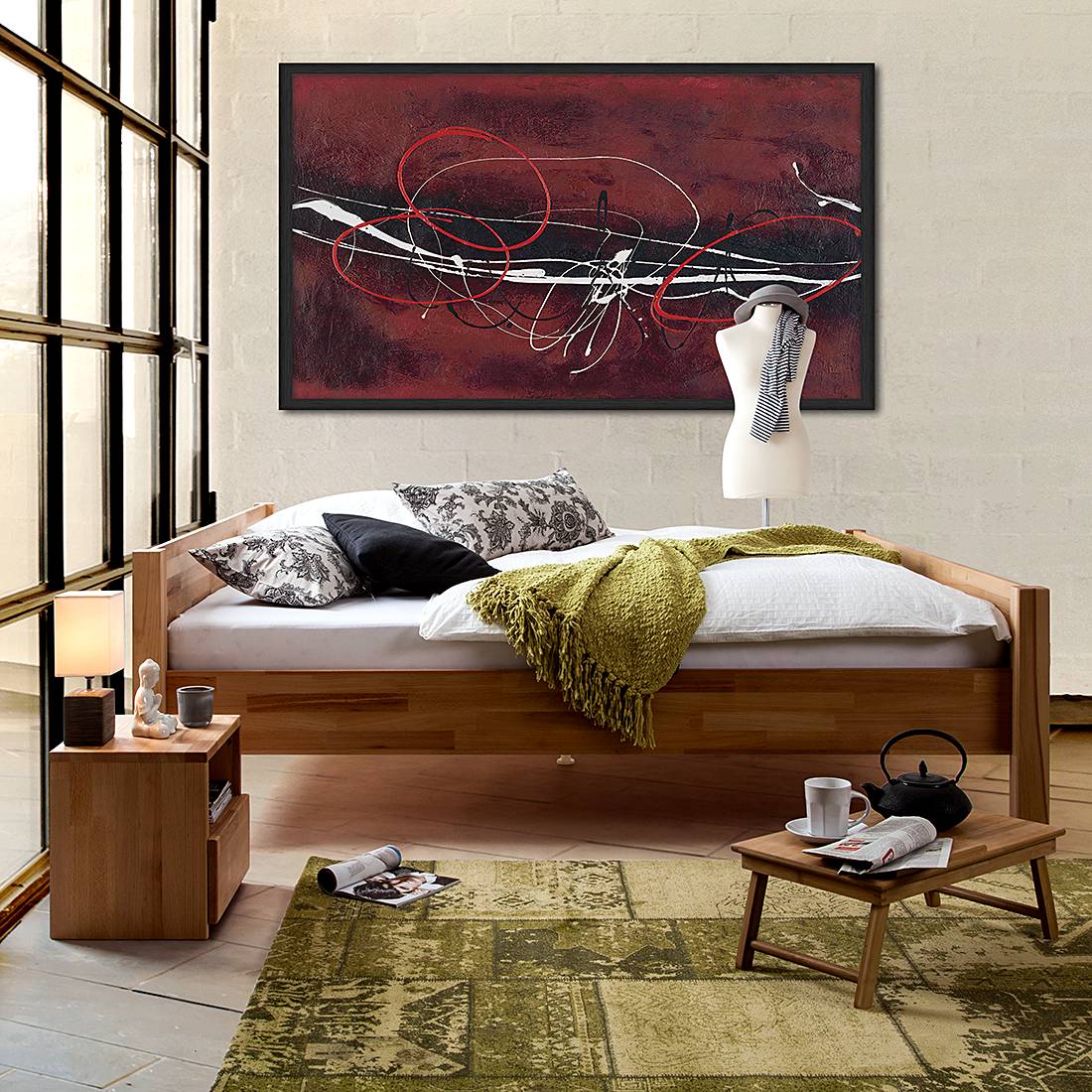 Schönes Holzbett mit passendem Nachttisch und Beistelltisch fürs Gästezimmer.