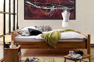 Schönes Holzbett mit passendem Nachttisch und Beistelltisch fürs Gästezimmer.