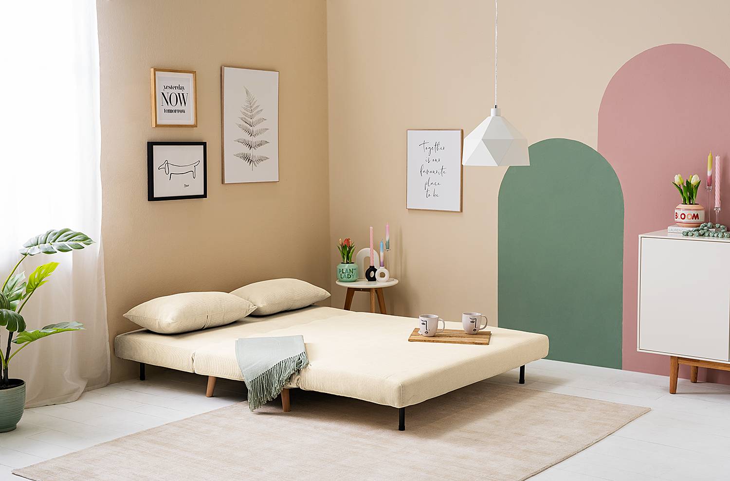 Praktisches, ausklappbares Schlafsofa in Beige fürs Gästezimmer.