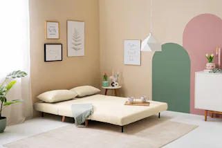 Praktisches, ausklappbares Schlafsofa in Beige fürs Gästezimmer.